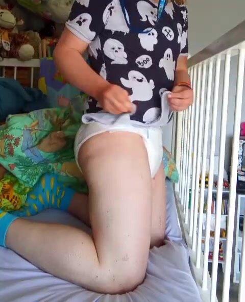 Diaper toddling doing a poopie!