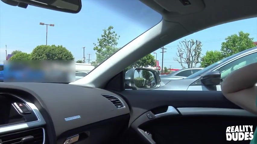 Cruising a guy in a parking lot ends with a nice fuck