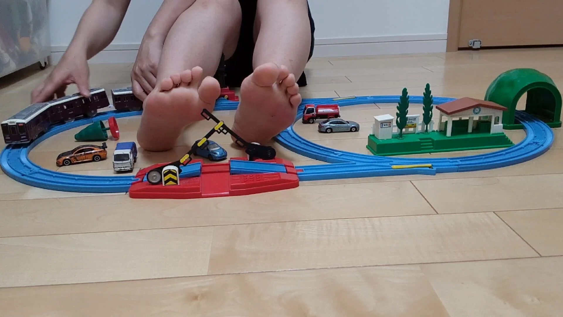 Video: Giantess play with toy train - ThisVid.com