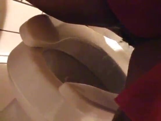 2 Ebony thot peeing