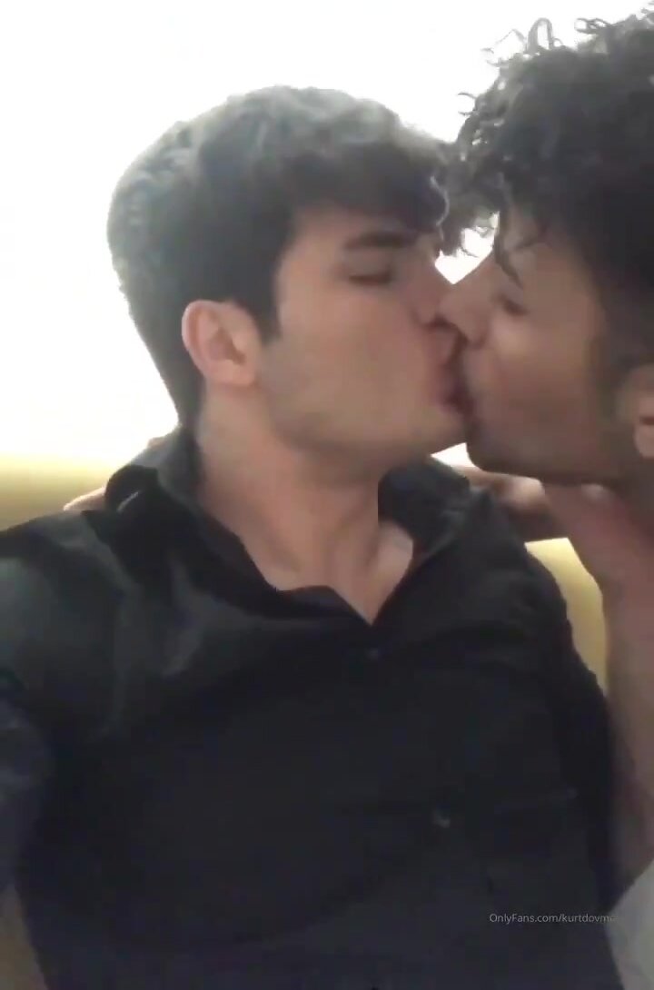 hot guys kissing