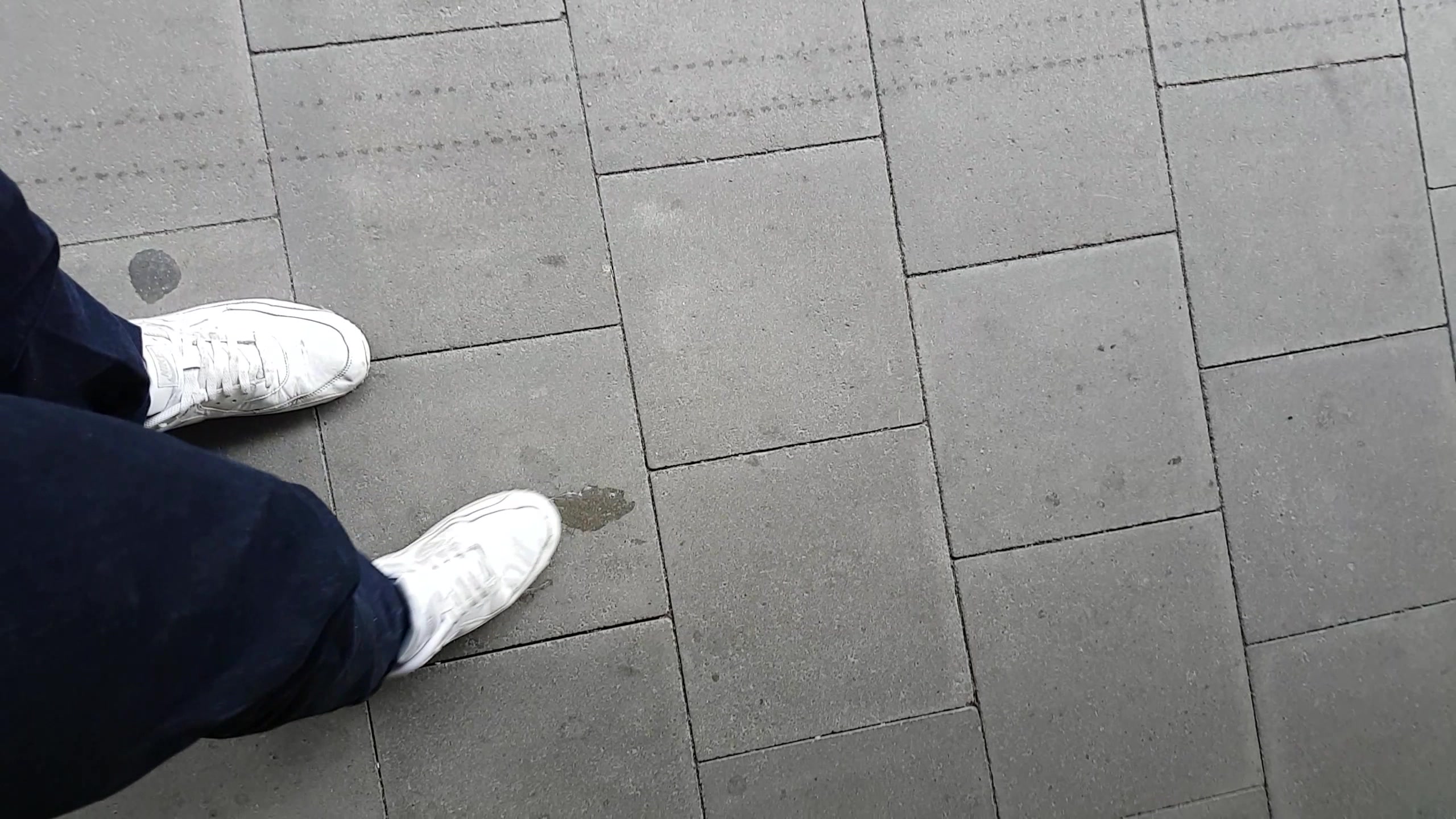 Spitting with Nike Airmax 90