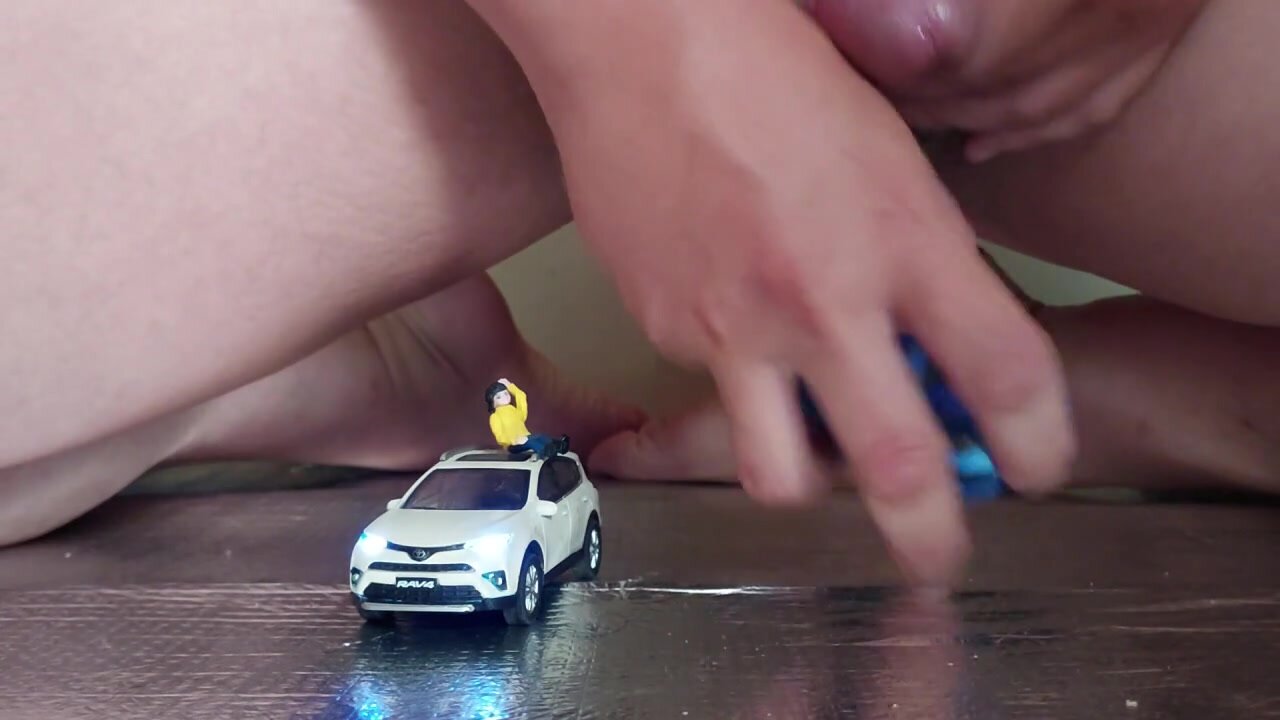 Playing with toy car（1／2）