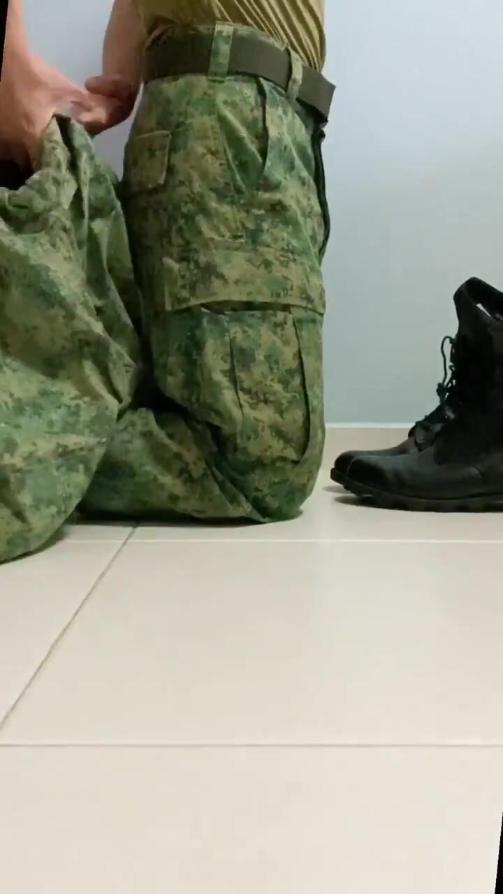 singaporean soldier jerks off on boots
