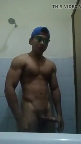 Muscular pinoy jack off