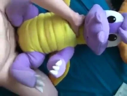 Stuffed Animal Masturbation - Masturbation: Man fucks a Spyro plush - ThisVid.com