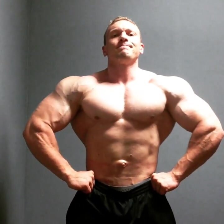Bodybuilder with sexy Outie