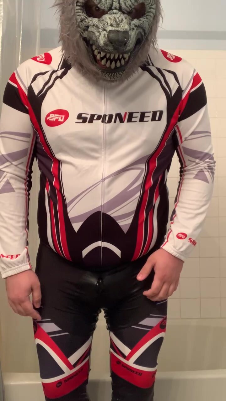 Pissing in cycling gear