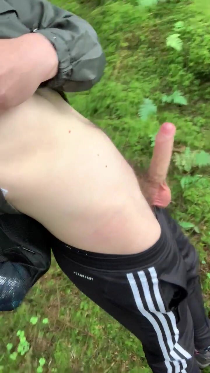 Outdoor wank and cumshot