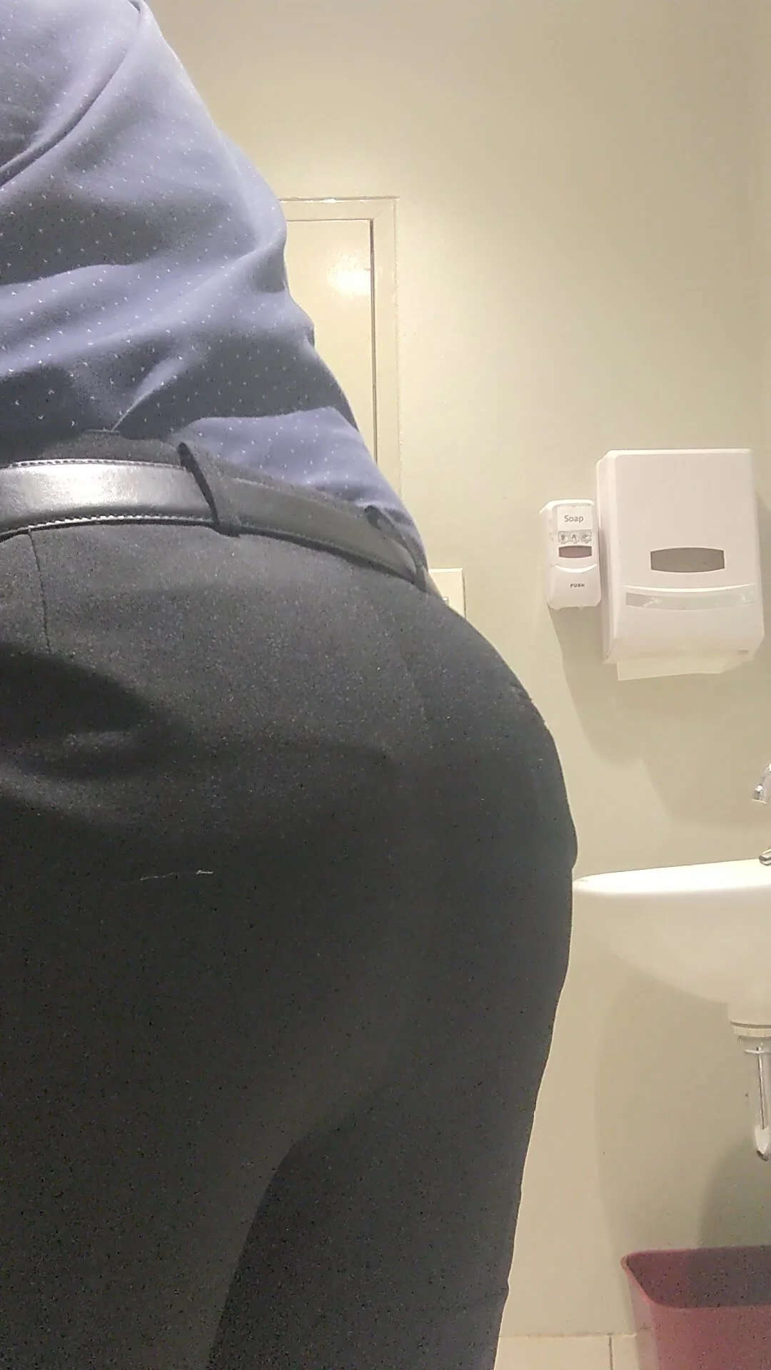 Loading my pants at work - ThisVid.com