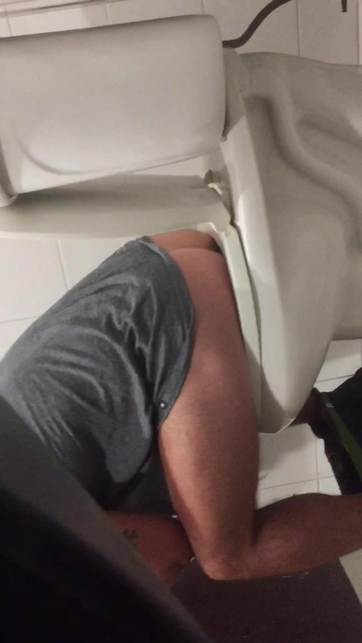 Hunky White Dude Shitting and Wiping