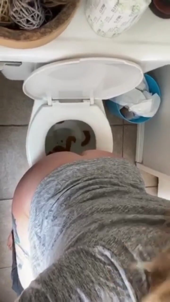 lady pooping