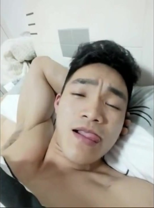 Chinese guy jerk off on cam
