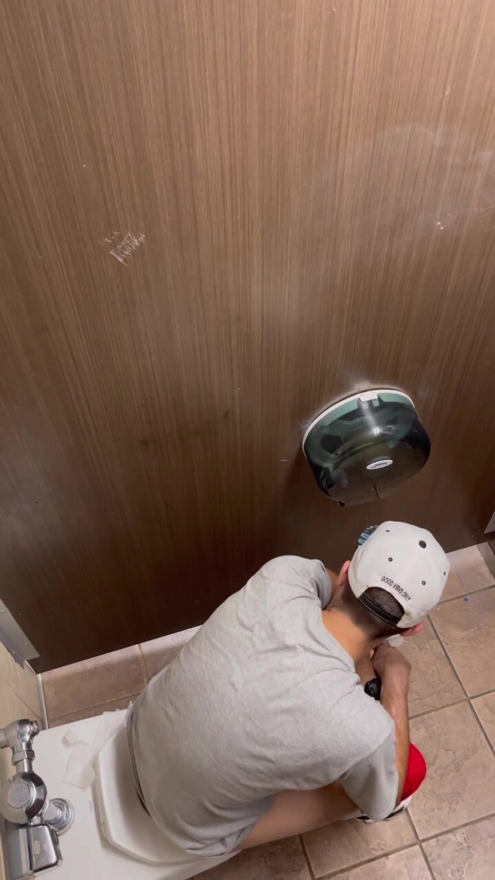 SUPER HOT YOUNG WHITE DUDE TAKING A LONG SHIT PT. 1