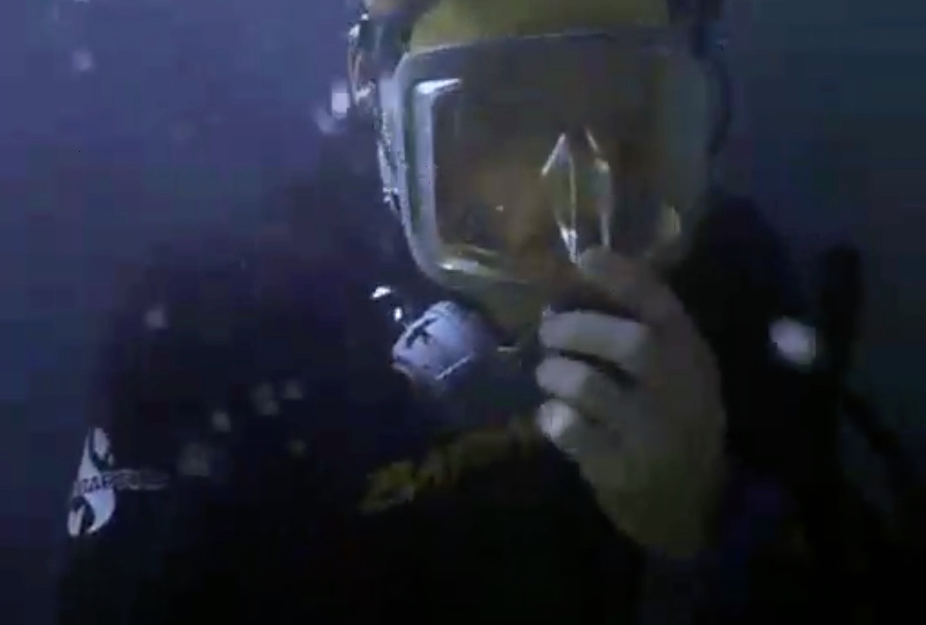 Full Face Mask Diver abandons his Gear 200ft UW