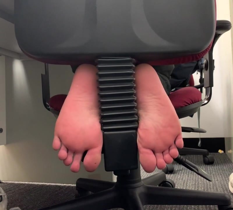 Twinks Sexy Feet Behind Chair