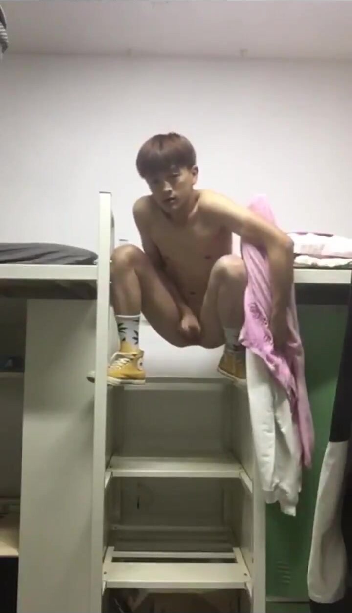 Japanese Twink on Bunk Beds Cum