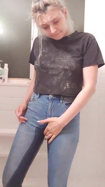 Beutiful teen pee in jeans