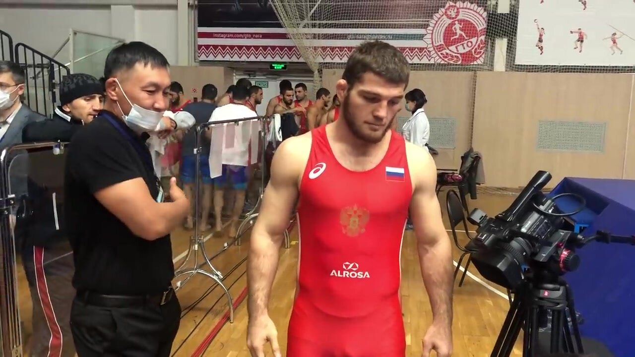 ГUSSiAП WRESTLERS WEiGH iN