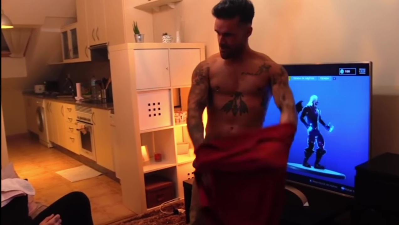 Youtubers: Spanish str8 guy dare to strip slowly