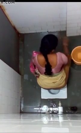 Desi lady toilet pissing