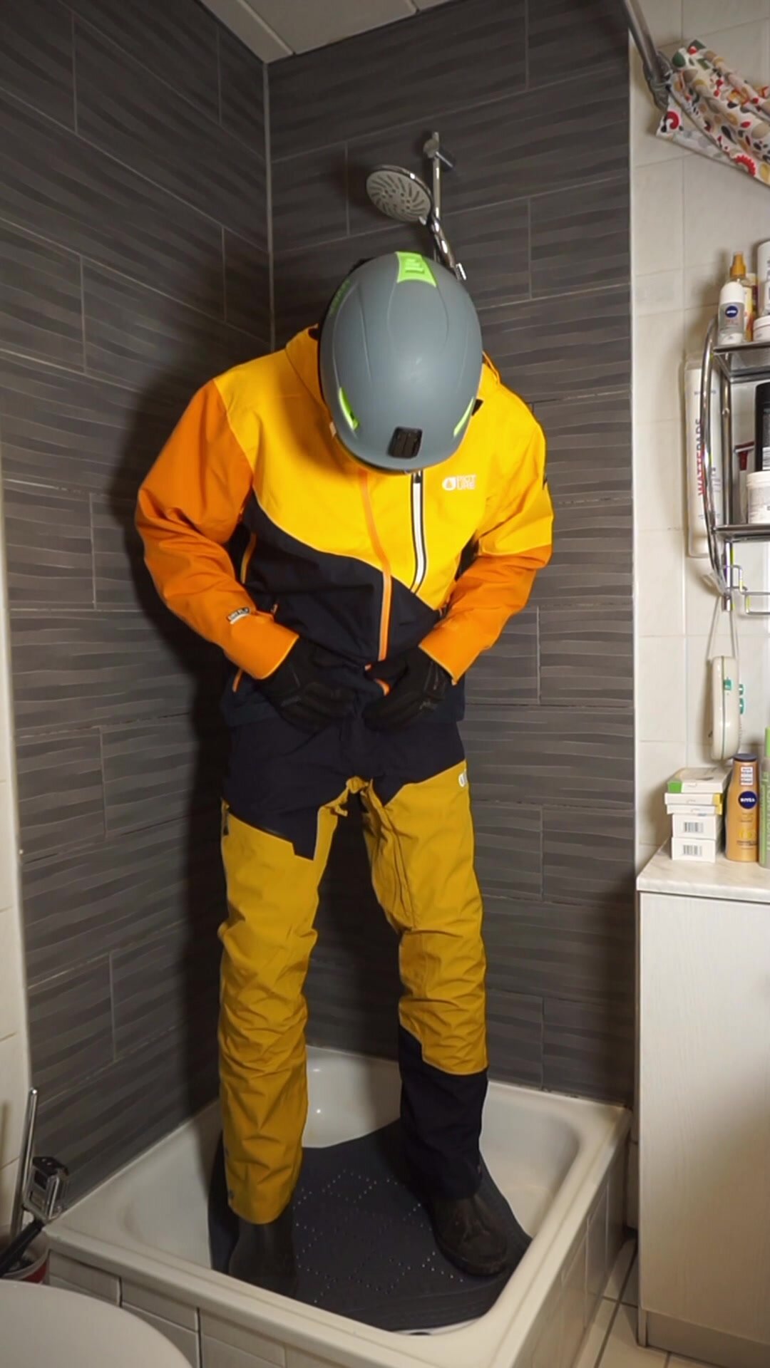 Skiboy piss his new skigear desperate