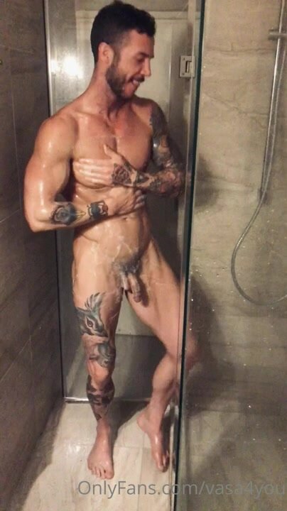 Muscle hunk gets a shower