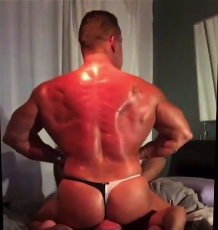 Muscle man facesits