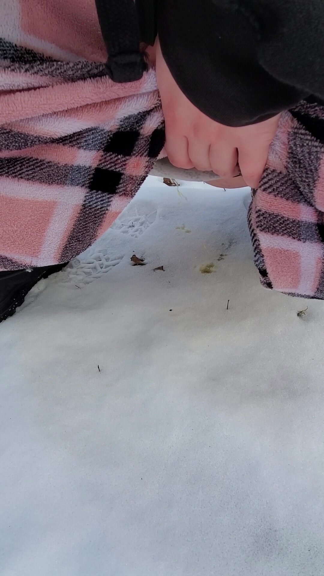 Pissing in the snow - video 4