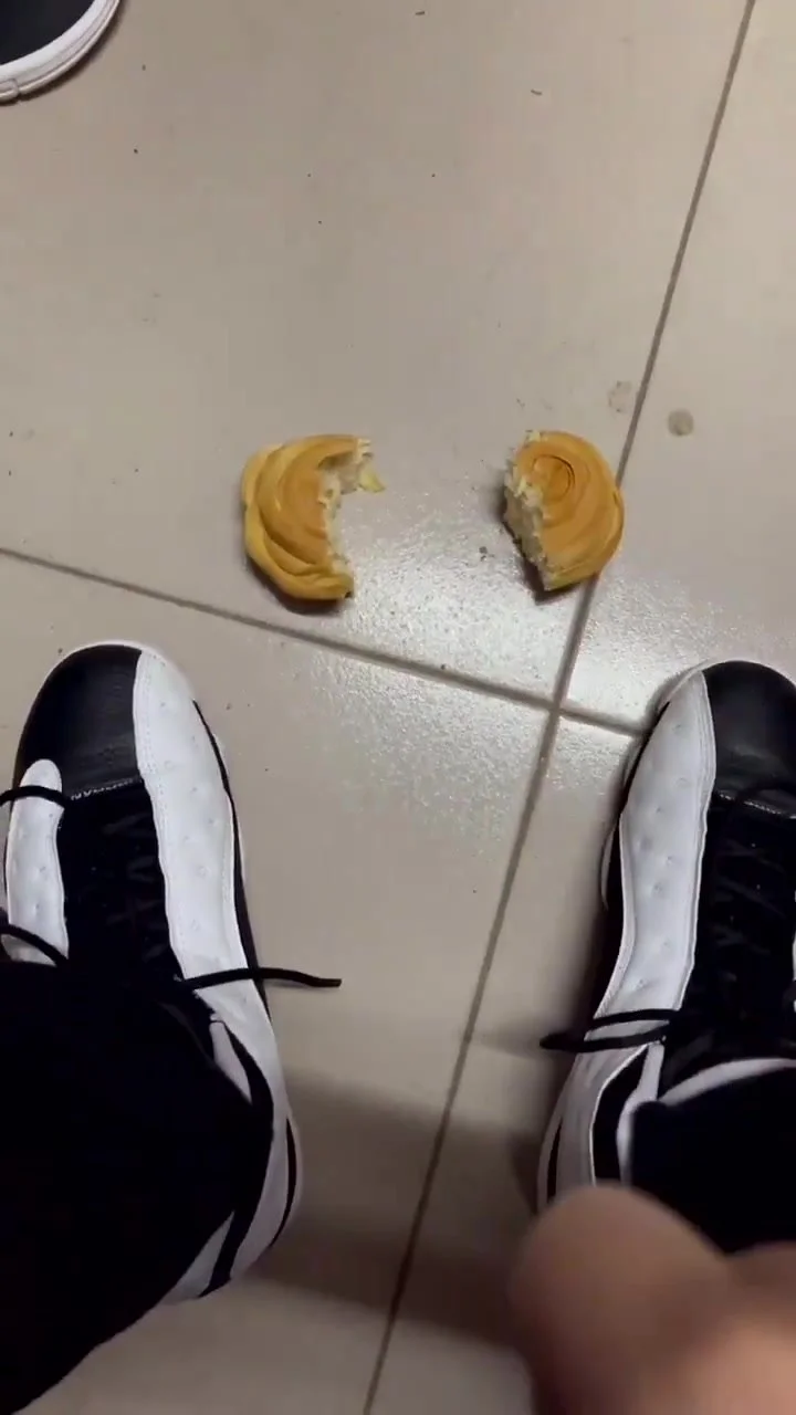 Male sneakers food crushing - ThisVid.com 中文