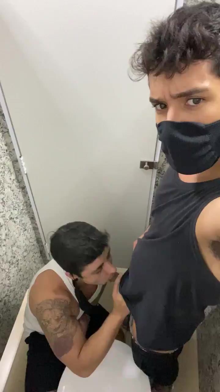 Pretty Boys Cubicle Blow Job