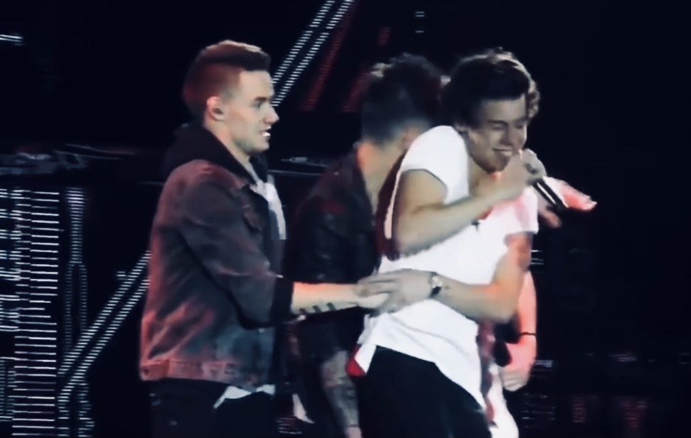 HARRY STYLES TICKLE MOMENTS