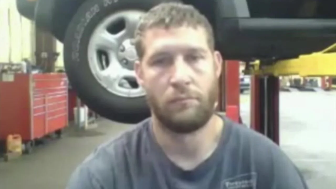 Str8 Car Mechanic Takes Cum Break - ThisVid.com