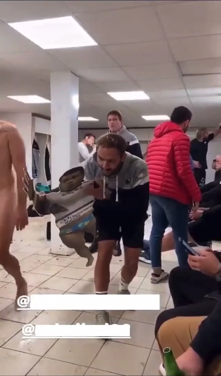 Accidentally caught naked in the locker room - ThisVid.com на русском