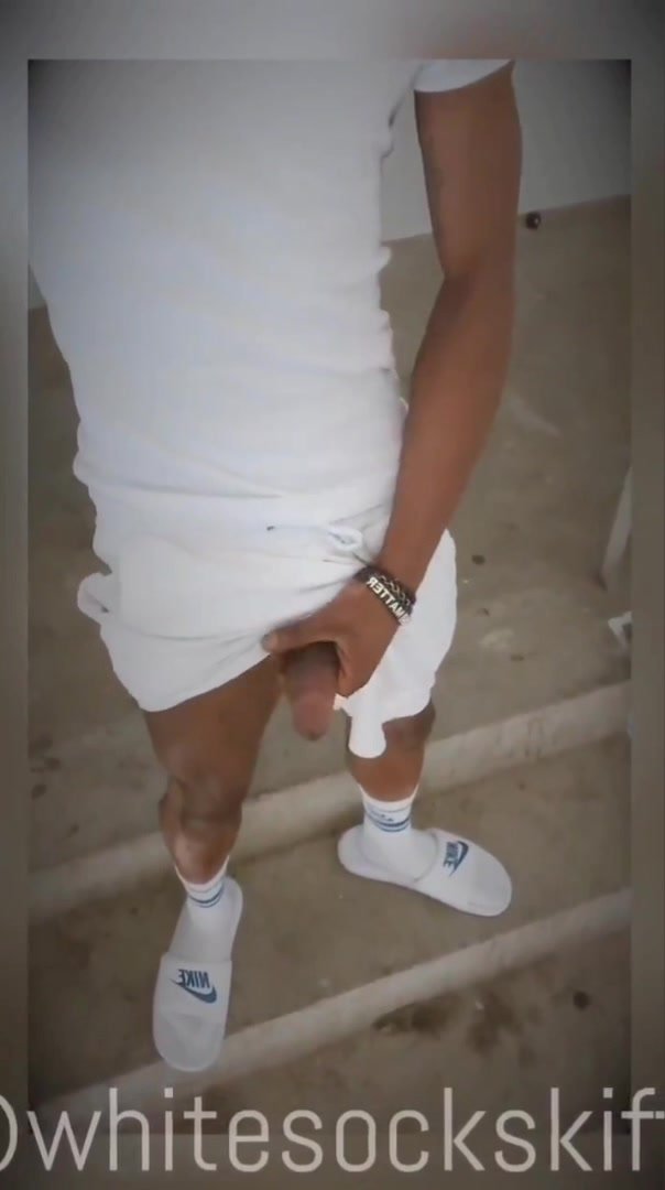 SoAkInG wHiTe OuTfIt In StAiRs