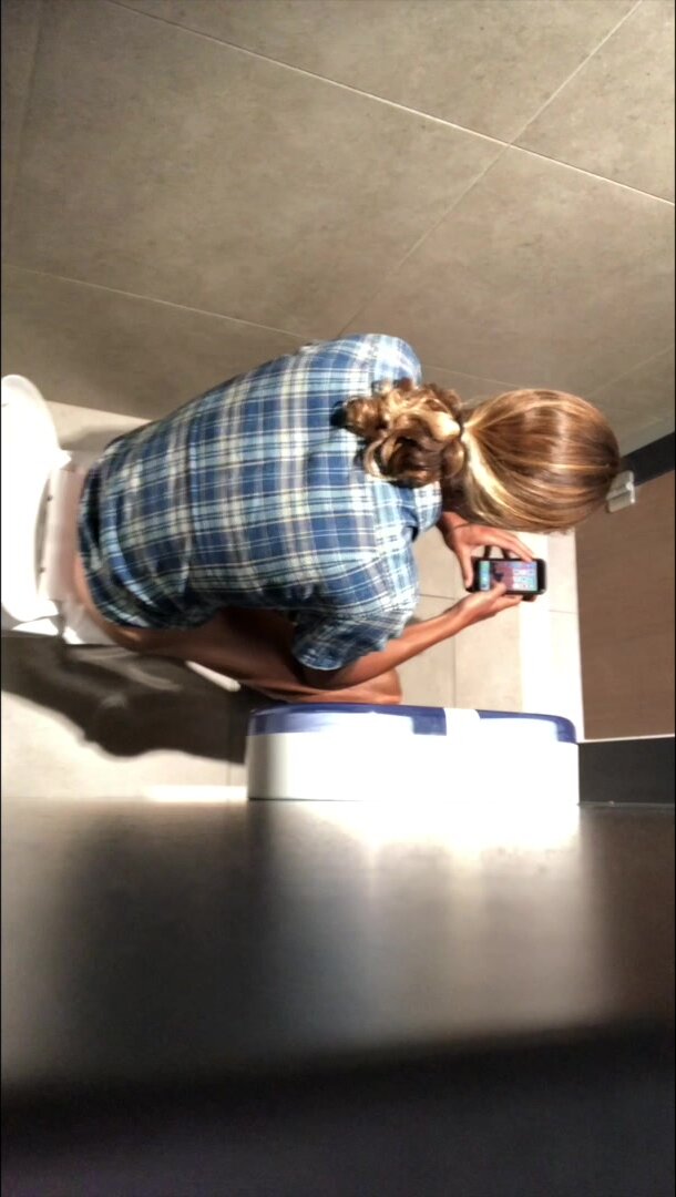Hot Aussie Bloke with long hair Pooping + Wiping | 1