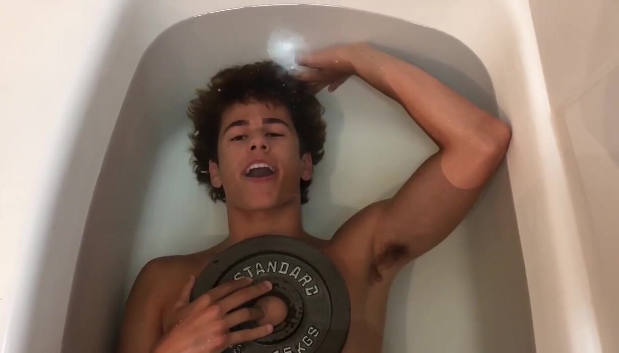 Hottie breatholding barefaced underwater  in bathtub