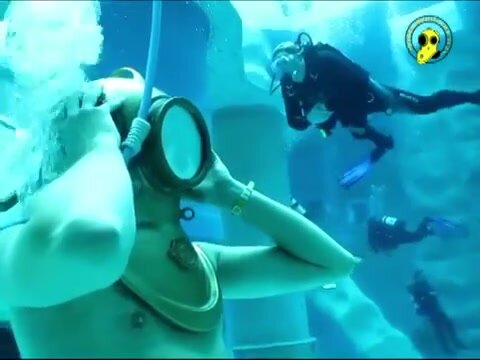 Dutch helmet divers goes barefaced underwater
