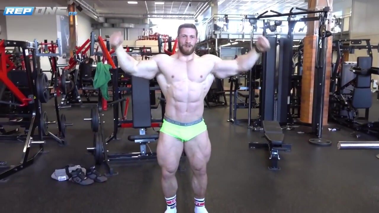 Huge Bodybuilder at gym - video 3