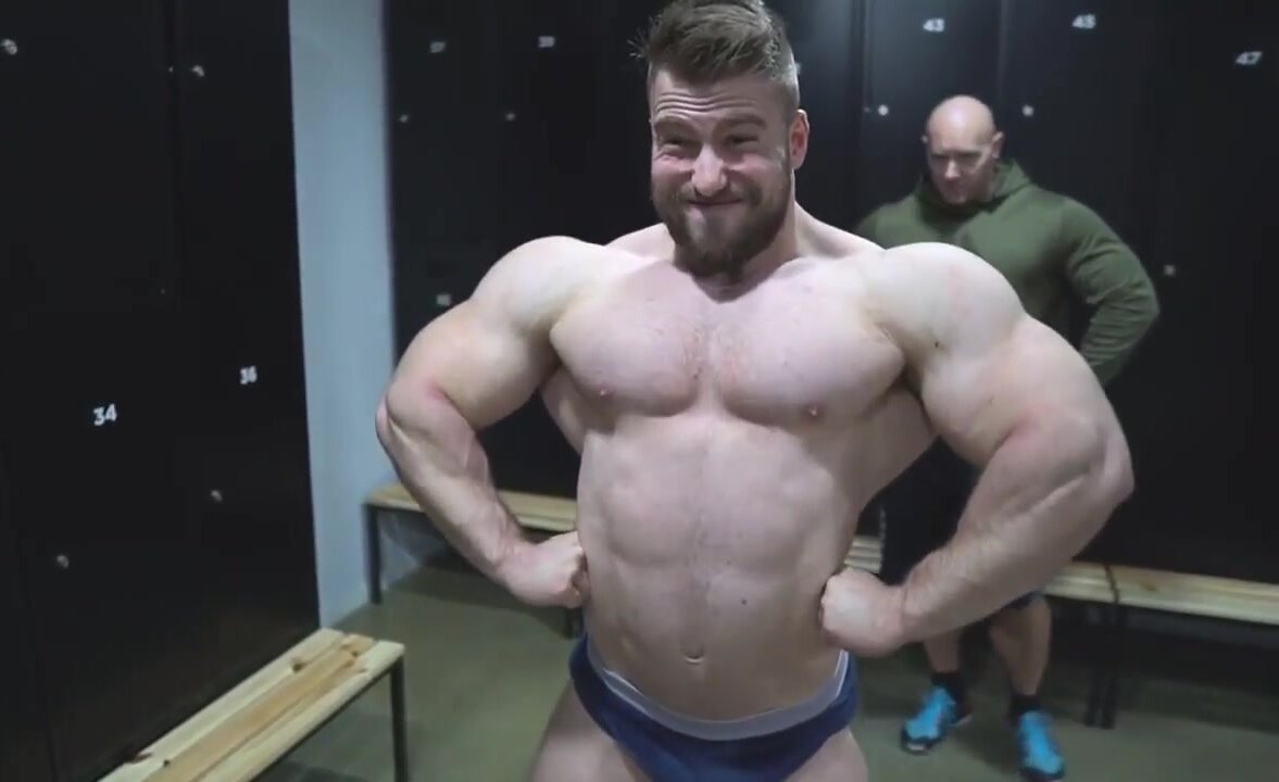 Huge Bodybuilder at gym - video 4
