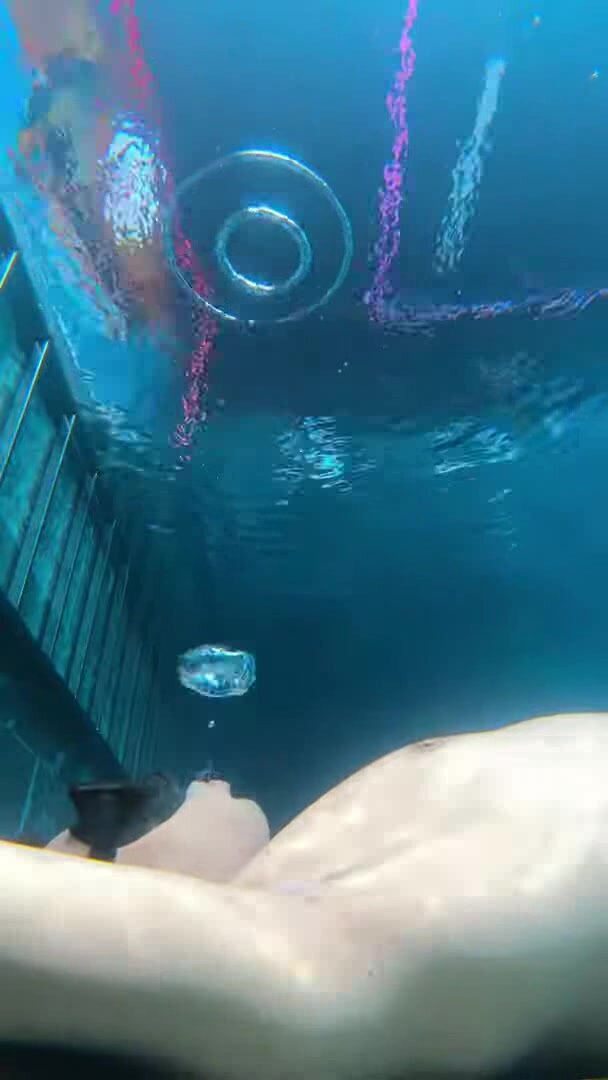 Blowing air rings endlessly underwater