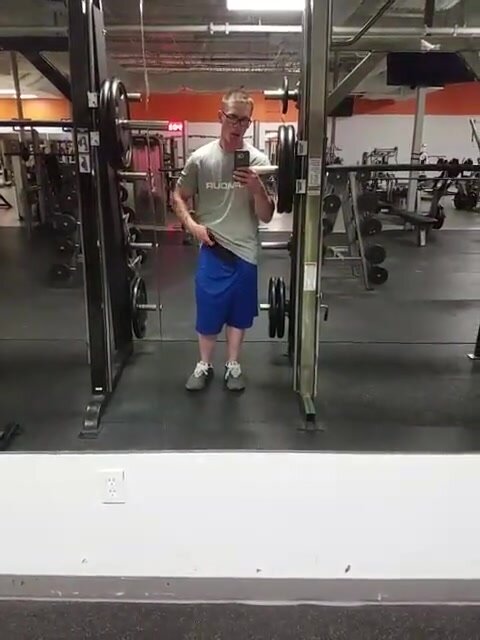 Gym nerd takes out his stiffy for the mirror