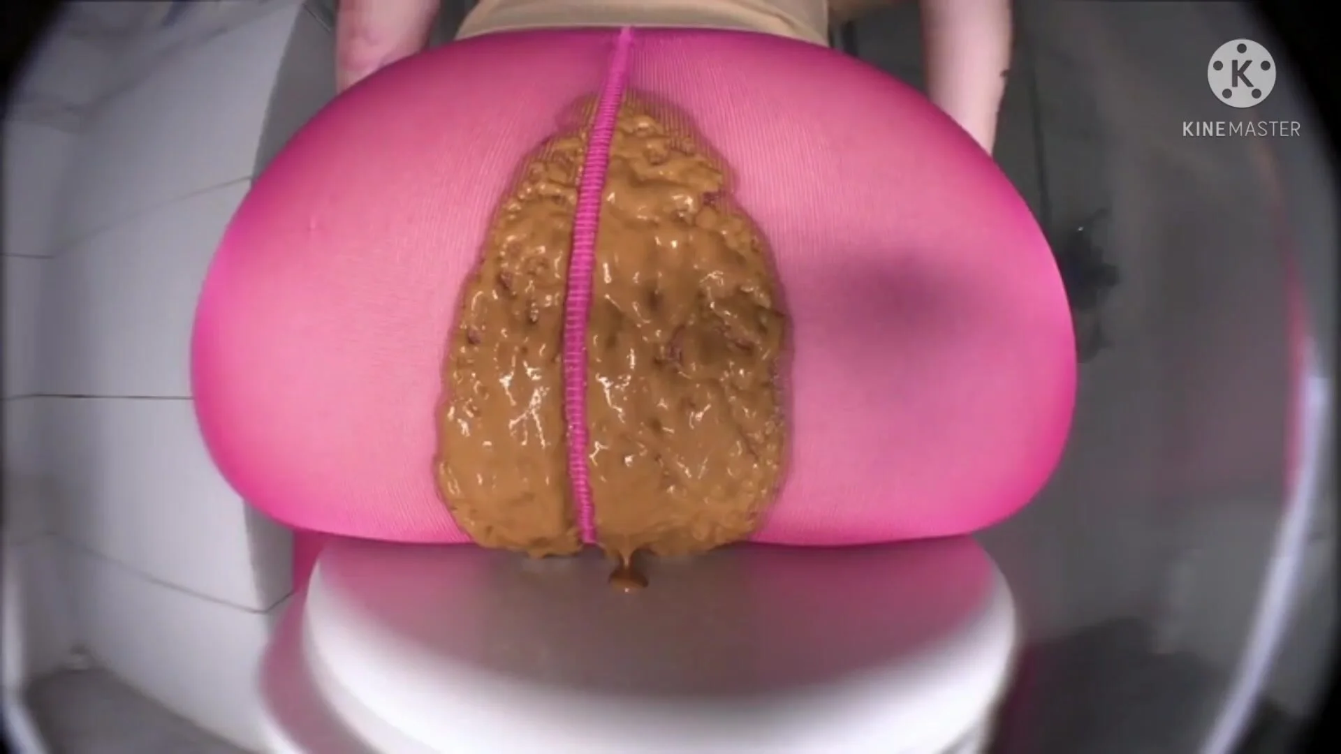 Huge ass girl has diarrhea in her pink leggings