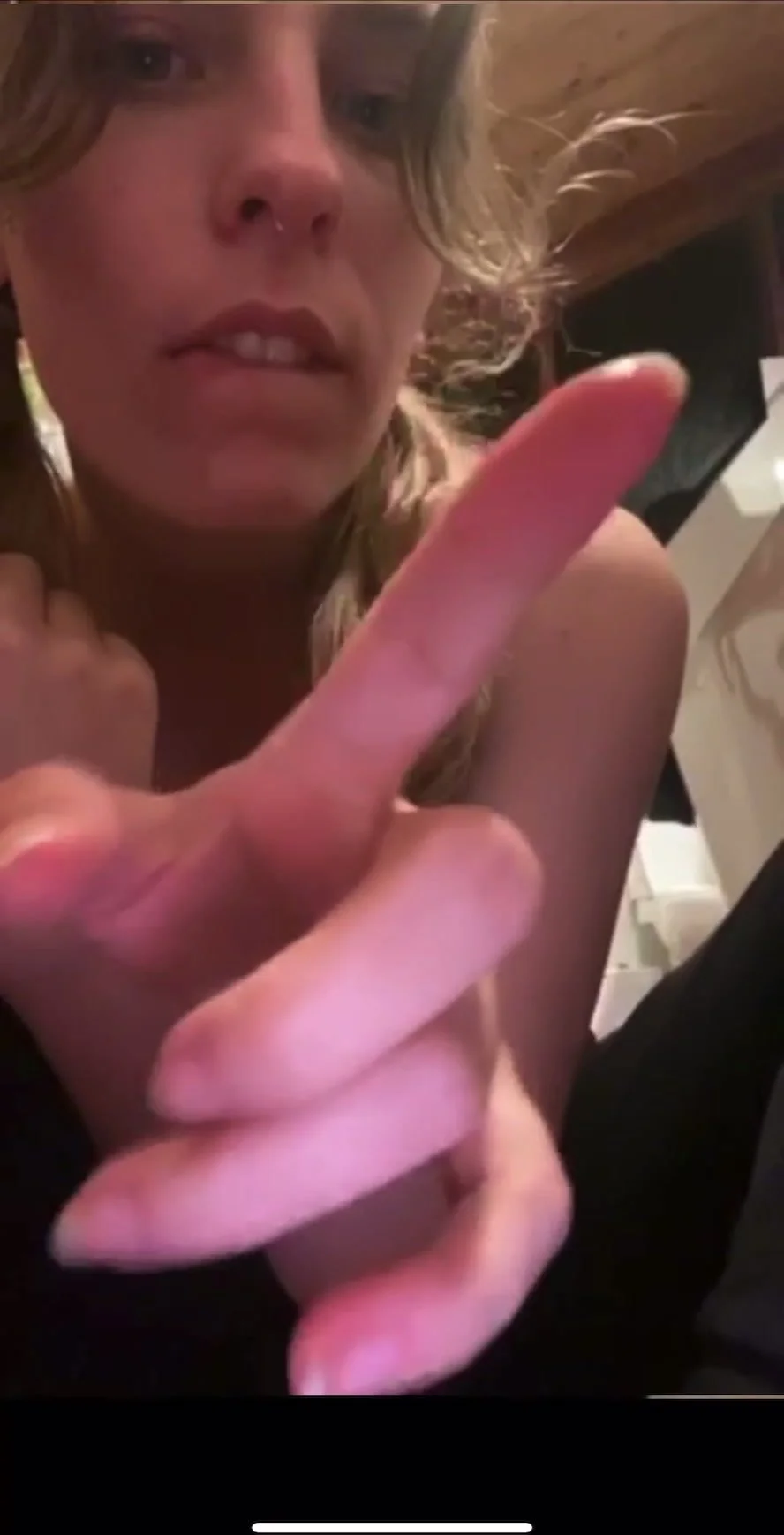Dirty booger-eater eats her nasty boogers and toe grime - ThisVid.com 中文