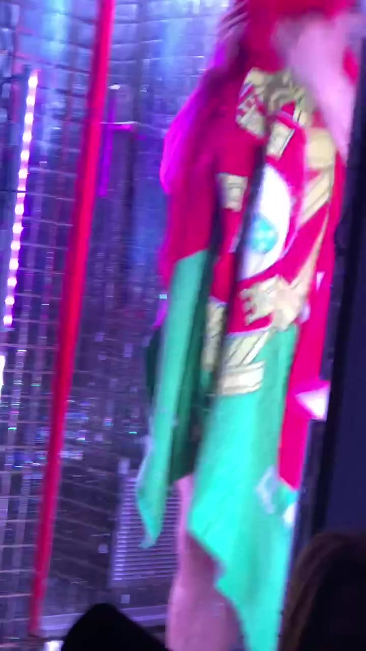 Club shower muscle ass