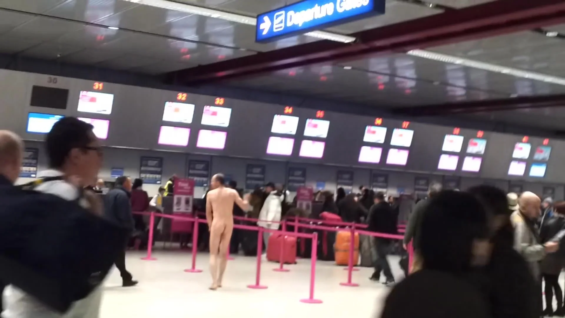 Crazy naked guy on london s luton airport 09.nov.2011 - ThisVid.com