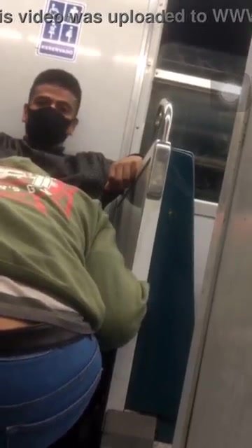 Quick blow job for a hot gay on metro wanking...