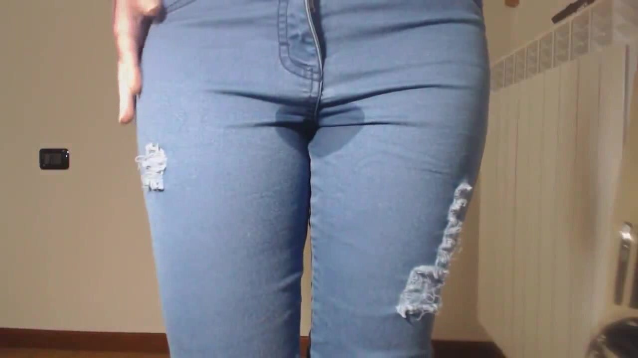 Pissing blue jeans - video 2