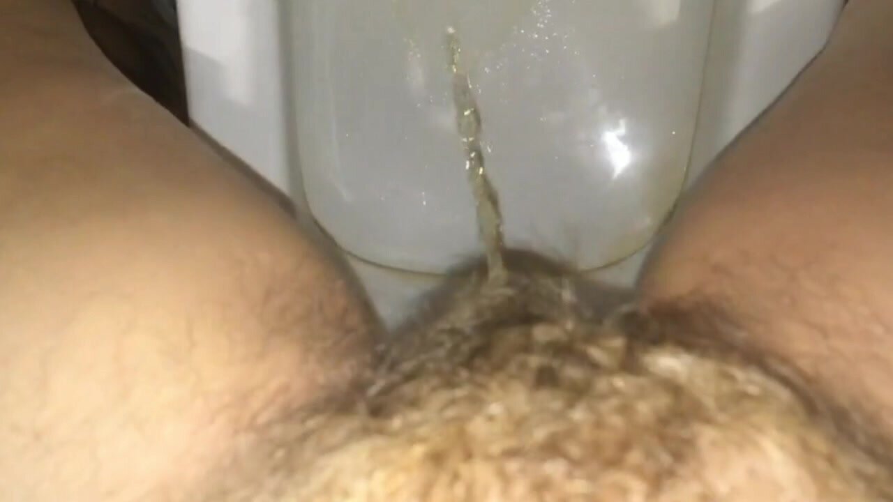 hairy cunt peeing strong