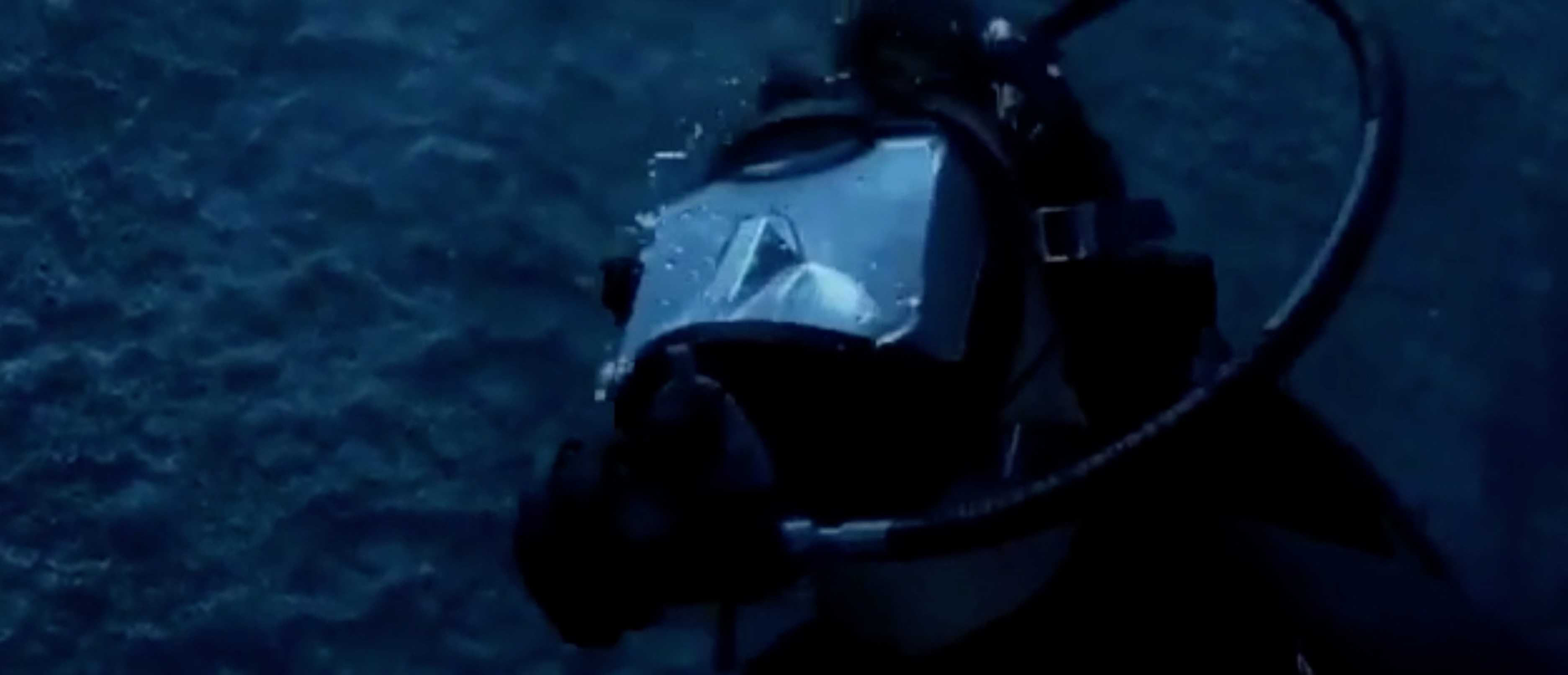 Full Face Diver Out of Air inside Wreck
